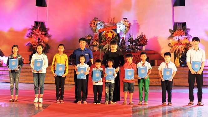 Tặng học bổng cho các gia đình thương binh, bệnh binh có hoàn cảnh khó khăn