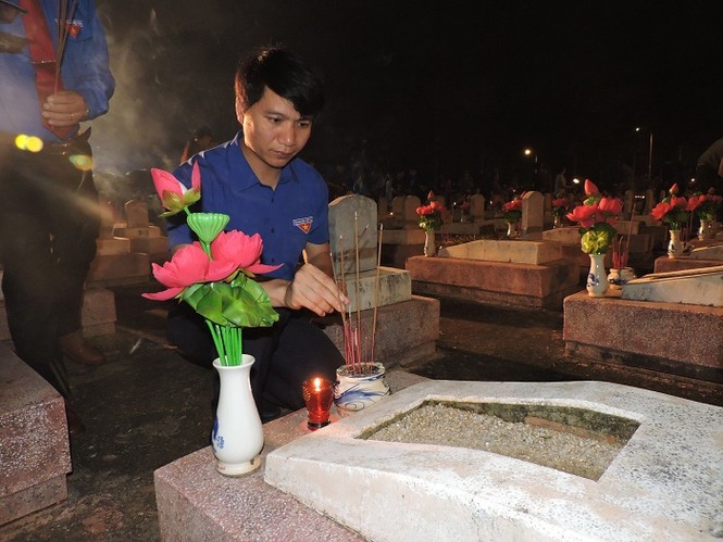 Anh Lê Quốc Phong và anh Nguyễn Ngọc Lương thắp nến tri ân tại nghĩa trang liệt sĩ