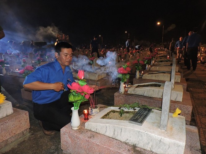 Đông đảo người dân, đoàn viên, cựu chiến binh... thắp nến tri ân