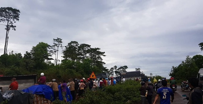 CSGT giúp gom hàng tấn nước ngọt đổ ra đường - ảnh 1