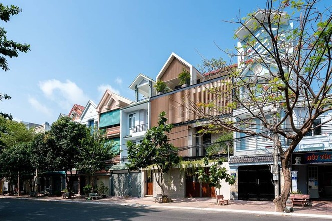 Báo ngoại khen ngợi nhà 4 tầng sáng tạo hướng Tây thách thức nắng nóng - ảnh 1
