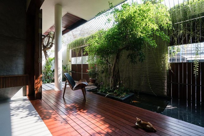 Báo ngoại khen ngợi nhà 4 tầng sáng tạo hướng Tây thách thức nắng nóng - ảnh 3