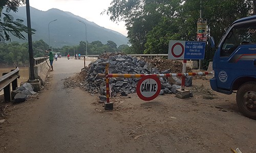 Nước lũ làm dịch chuyển cầu bê tông trên sông Mã - ảnh 3