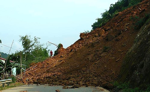 Quốc lộ 15A từ Thanh Hoá đi Hoà Bình bị chia cắt do sạt lở - ảnh 1