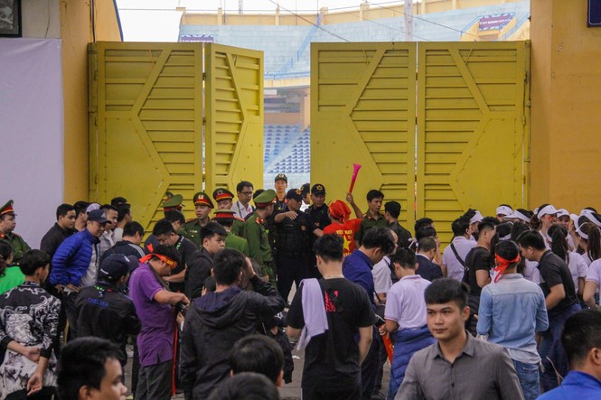 An ninh thắt chặt ở sân Hàng Đẫy trước trận Việt Nam-Campuchia - ảnh 16