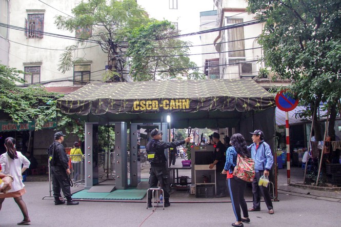 An ninh thắt chặt ở sân Hàng Đẫy trước trận Việt Nam-Campuchia - ảnh 4