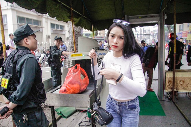 An ninh thắt chặt ở sân Hàng Đẫy trước trận Việt Nam-Campuchia - ảnh 7