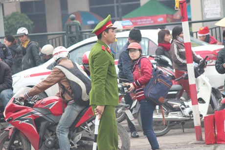 Những học viên cảnh sát căng mình vì giao thông ngày cận Tết - ảnh 2