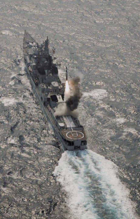 Chiến hạm Ấn Độ phóng liên hoàn tên lửa BrahMos - ảnh 1