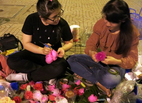 Hoa Valentine của sinh viên tự chế tung hoành đường phố - ảnh 2