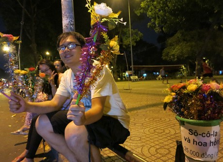 Hoa Valentine của sinh viên tự chế tung hoành đường phố - ảnh 3