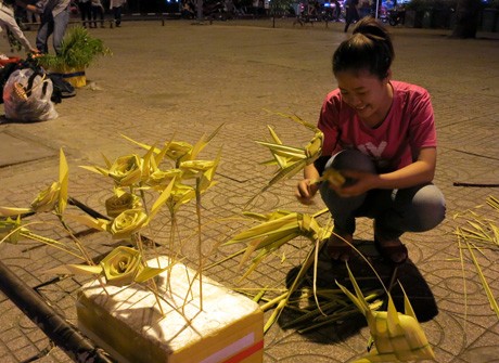 Hoa Valentine của sinh viên tự chế tung hoành đường phố - ảnh 4