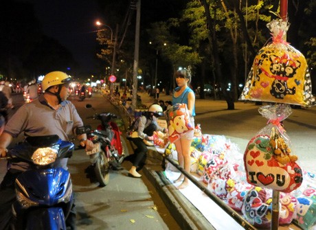 Hoa Valentine của sinh viên tự chế tung hoành đường phố - ảnh 5