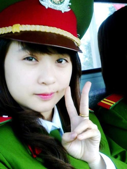 Những nữ cảnh sát xinh đẹp 'hút' cộng đồng mạng - ảnh 1