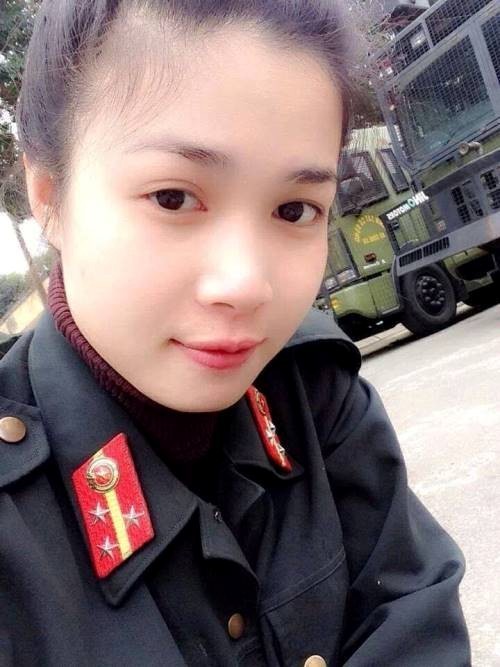 Những nữ cảnh sát xinh đẹp 'hút' cộng đồng mạng - ảnh 12