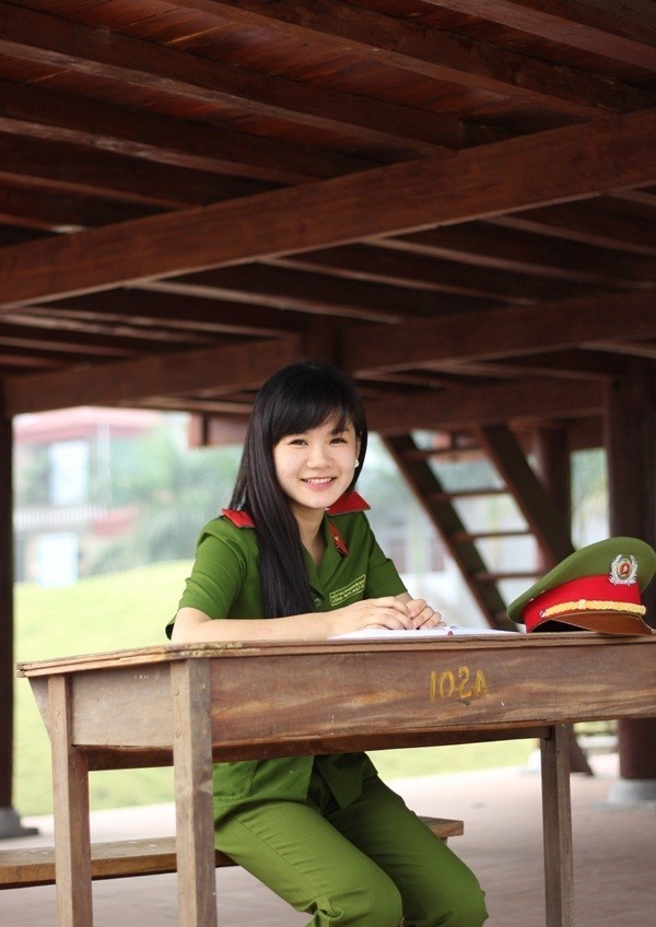 Những nữ cảnh sát xinh đẹp 'hút' cộng đồng mạng - ảnh 3
