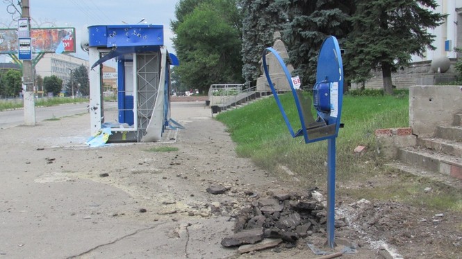 Miền Đông Ukraine oằn mình vì bom đạn - ảnh 7