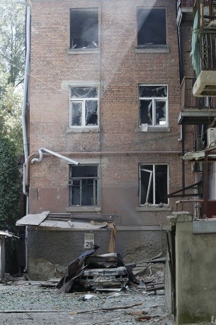 Miền Đông Ukraine oằn mình vì bom đạn - ảnh 9