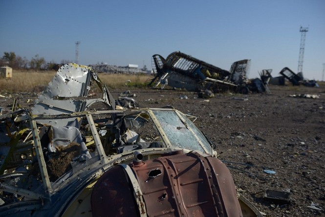 Sân bay Lugansk tan nát bởi giao tranh miền Đông Ukraine - ảnh 10