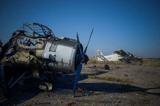 Sân bay Lugansk tan nát bởi giao tranh miền Đông Ukraine - ảnh 1
