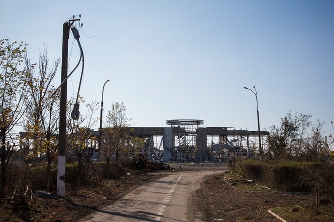 Sân bay Lugansk tan nát bởi giao tranh miền Đông Ukraine - ảnh 2