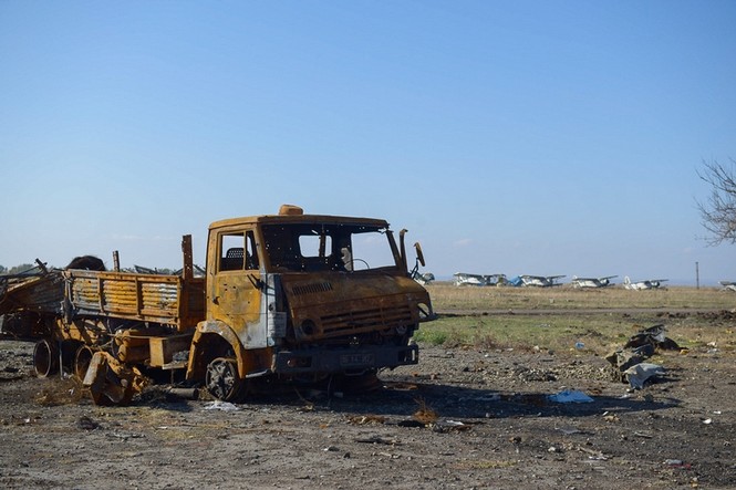 Sân bay Lugansk tan nát bởi giao tranh miền Đông Ukraine - ảnh 6