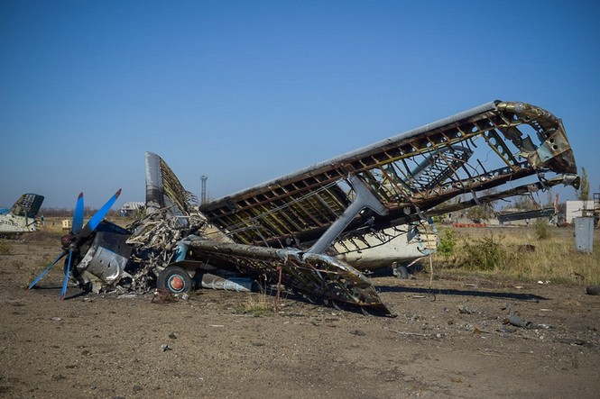 Sân bay Lugansk tan nát bởi giao tranh miền Đông Ukraine - ảnh 7