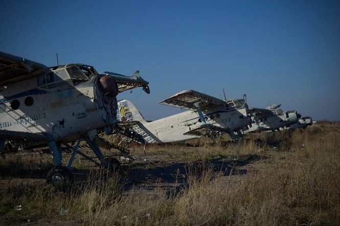 Sân bay Lugansk tan nát bởi giao tranh miền Đông Ukraine - ảnh 9