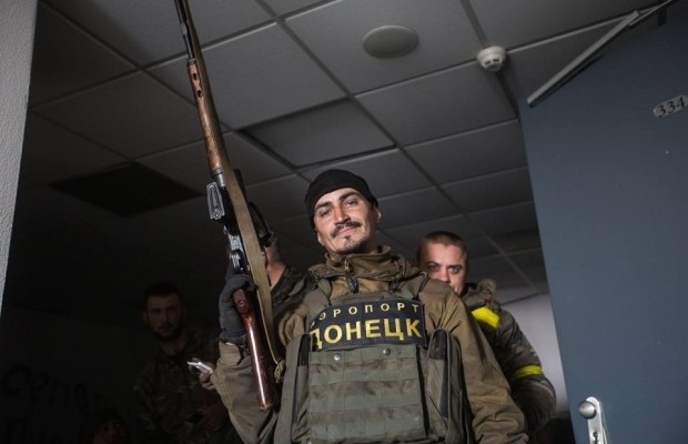 Tăng cường khí tài quân sự, Ukraine quyết giữ sân bay Donetsk - ảnh 3
