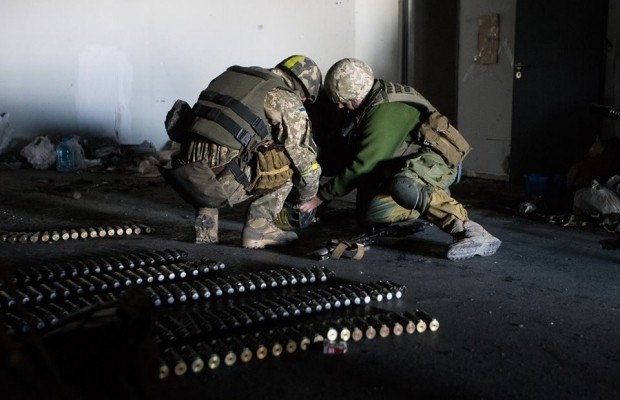 Tăng cường khí tài quân sự, Ukraine quyết giữ sân bay Donetsk - ảnh 7