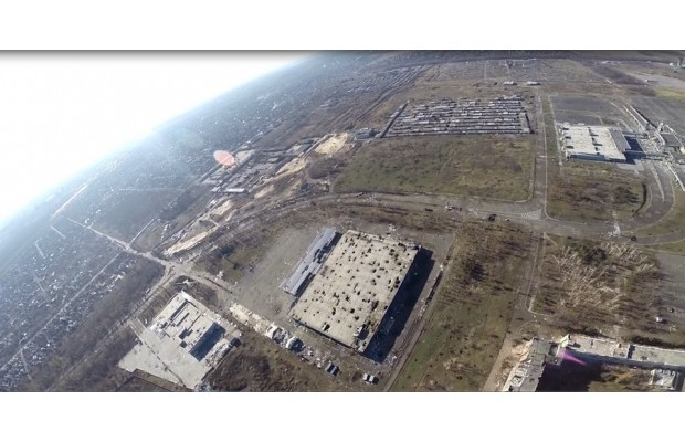 Sân bay Donetsk hoang tàn nhìn từ trên cao - ảnh 2