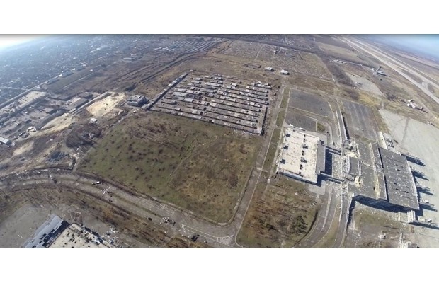 Sân bay Donetsk hoang tàn nhìn từ trên cao - ảnh 4