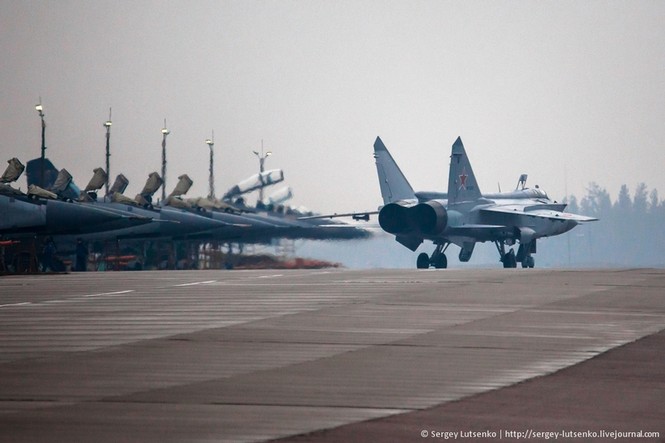 Cận cảnh ‘lá chắn’ MiG-31BM của Nga ở Bắc Cực - ảnh 2