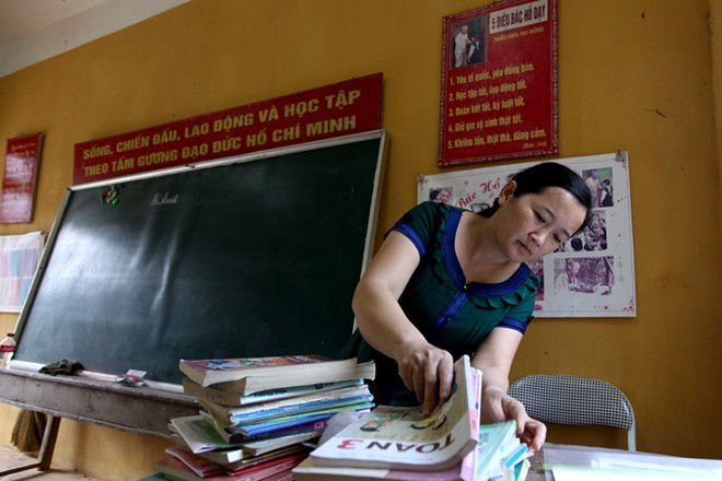 Cô giáo dốc sức leo, bám vách đá đi dạy - ảnh 4