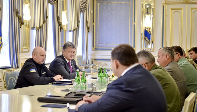 Tổng thống Ukraine ra lệnh quân đội sẵn sàng chiến đấu - ảnh 1