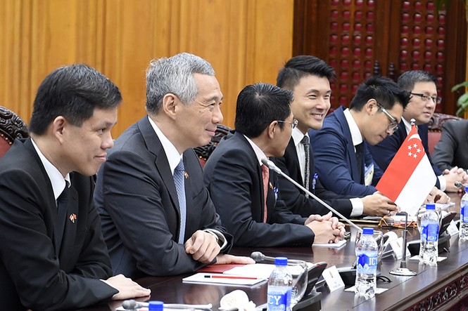 Thủ tướng Nguyễn Xuân Phúc tặng Thủ tướng Singapore món quà độc đáo - ảnh 4