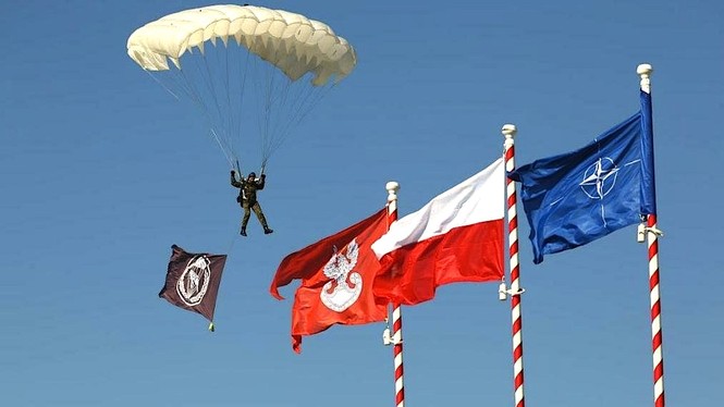 NATO lo lắng sườn phía Đông có thể thất thủ trước Nga - ảnh 1