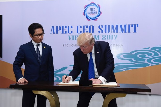 Bút tích của Tổng thống Mỹ Trump ở Trung tâm Hội nghị APEC - ảnh 2