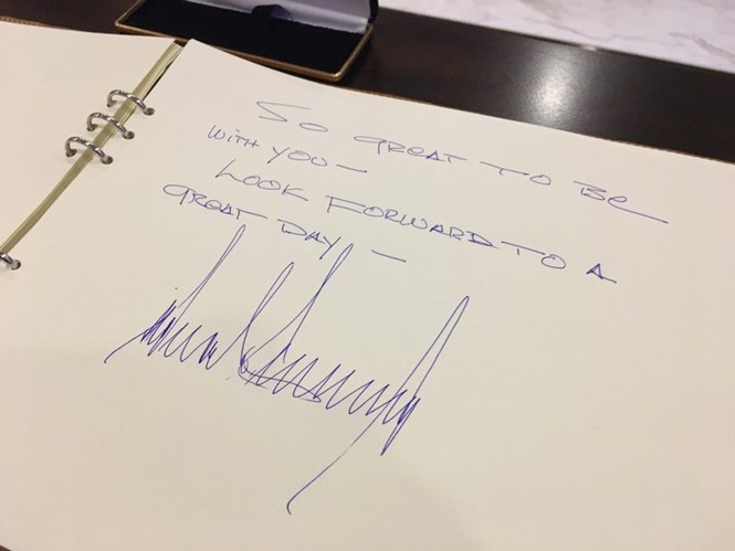 Bút tích của Tổng thống Mỹ Trump ở Trung tâm Hội nghị APEC - ảnh 6