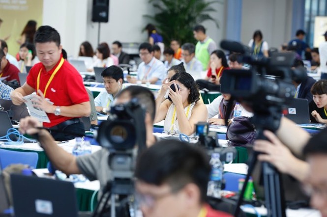 'Bóng hồng' bận rộn ở Trung tâm báo chí APEC - ảnh 12