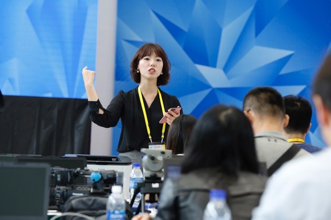 'Bóng hồng' bận rộn ở Trung tâm báo chí APEC - ảnh 14