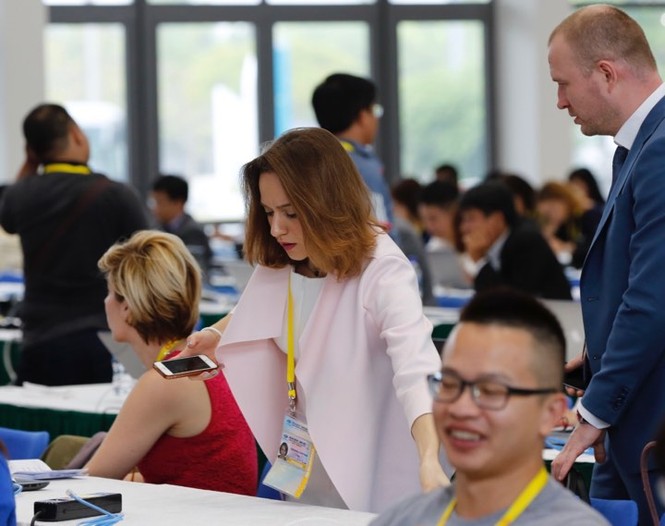 'Bóng hồng' bận rộn ở Trung tâm báo chí APEC - ảnh 15