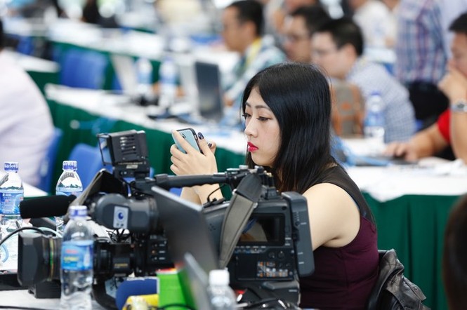 'Bóng hồng' bận rộn ở Trung tâm báo chí APEC - ảnh 17