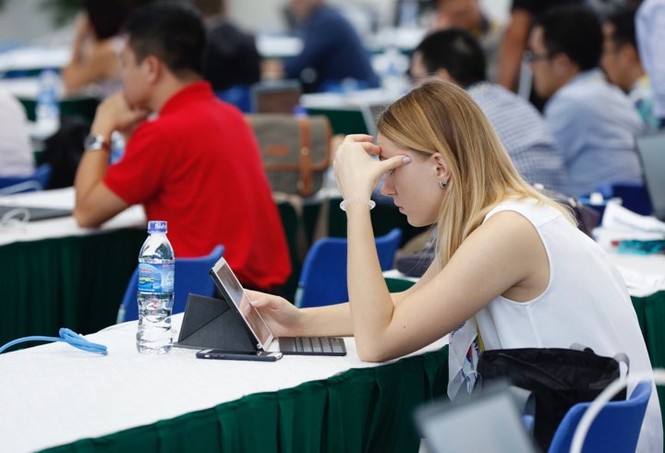 'Bóng hồng' bận rộn ở Trung tâm báo chí APEC - ảnh 18