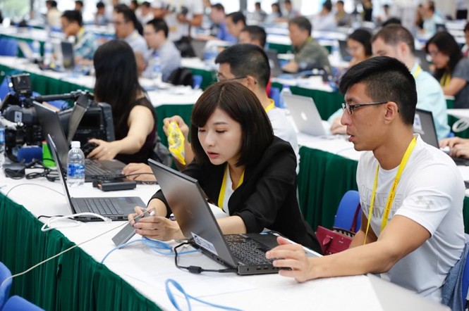 'Bóng hồng' bận rộn ở Trung tâm báo chí APEC - ảnh 19