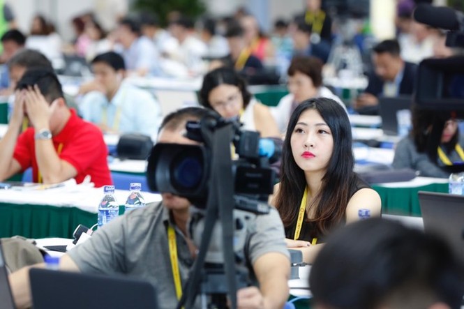 'Bóng hồng' bận rộn ở Trung tâm báo chí APEC - ảnh 1