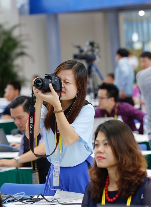 'Bóng hồng' bận rộn ở Trung tâm báo chí APEC - ảnh 20