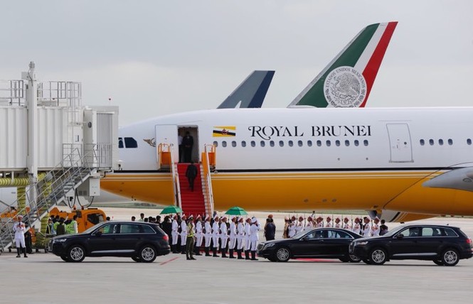 Quốc vương Brunei ngồi khoang lái chuyên cơ rời Đà Nẵng - ảnh 2