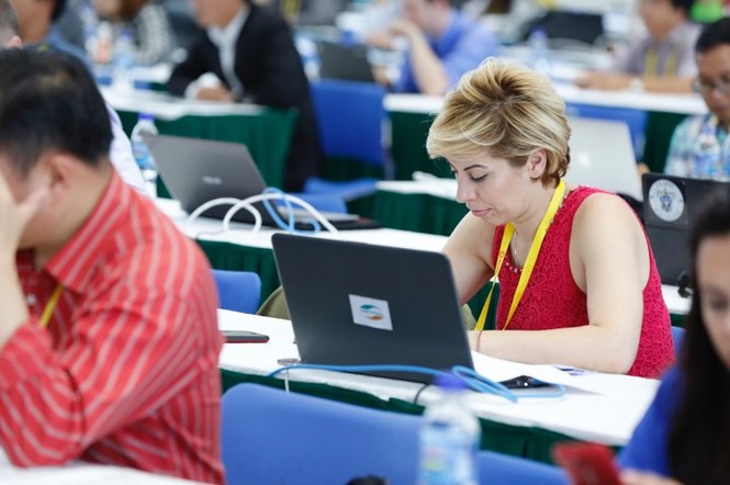 'Bóng hồng' bận rộn ở Trung tâm báo chí APEC - ảnh 2
