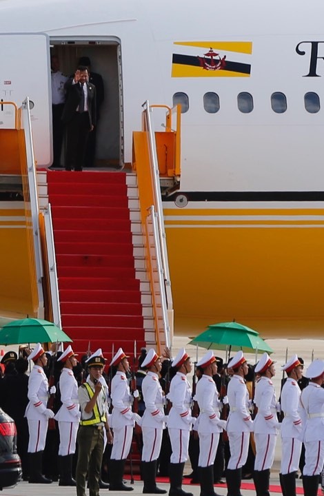 Quốc vương Brunei ngồi khoang lái chuyên cơ rời Đà Nẵng - ảnh 3
